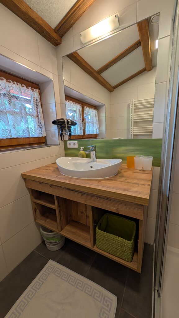 Landhaus Wiederkehr - modernes Badezimmer inkl Dusche