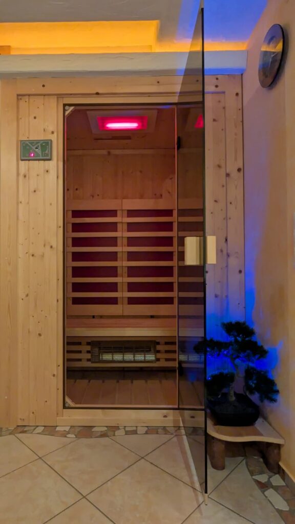 gemütlicher Saunabereich inklusive Infrarotkabine von Landhaus Wiederkehr in Ramsau am Dachstein